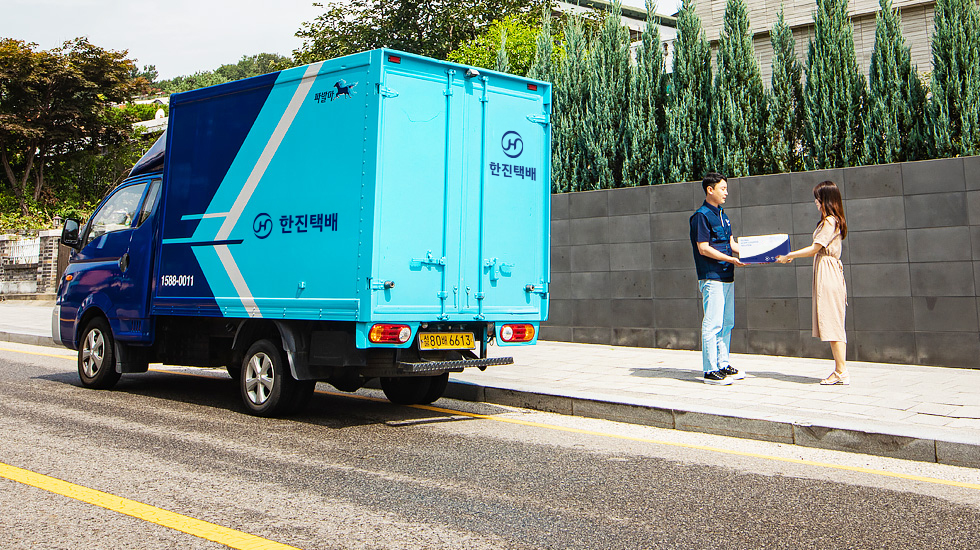 한진택배 고객 대면 배송 이미지